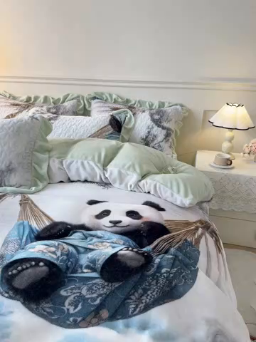 91家纺网 家纺一手货源 找家纺 雅眠居 2025直播爆款5D大版数码印花牛奶绒床盖四件套宝宝绒床裙 小熊猫