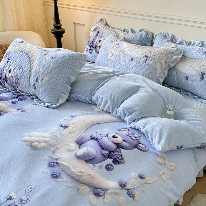 91家纺网 家纺一手货源 找家纺 雅眠居 2025直播爆款5D大版数码印花牛奶绒床盖四件套宝宝绒床裙 小熊派对