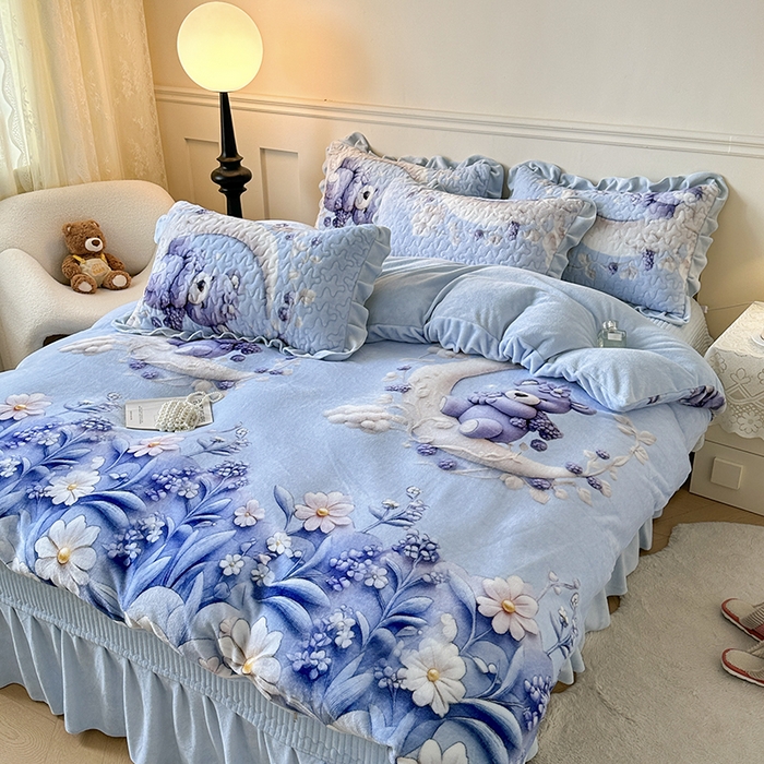 91家纺网 家纺一手货源 找家纺 雅眠居 2025直播爆款5D大版数码印花牛奶绒床盖四件套宝宝绒床裙 小熊派对