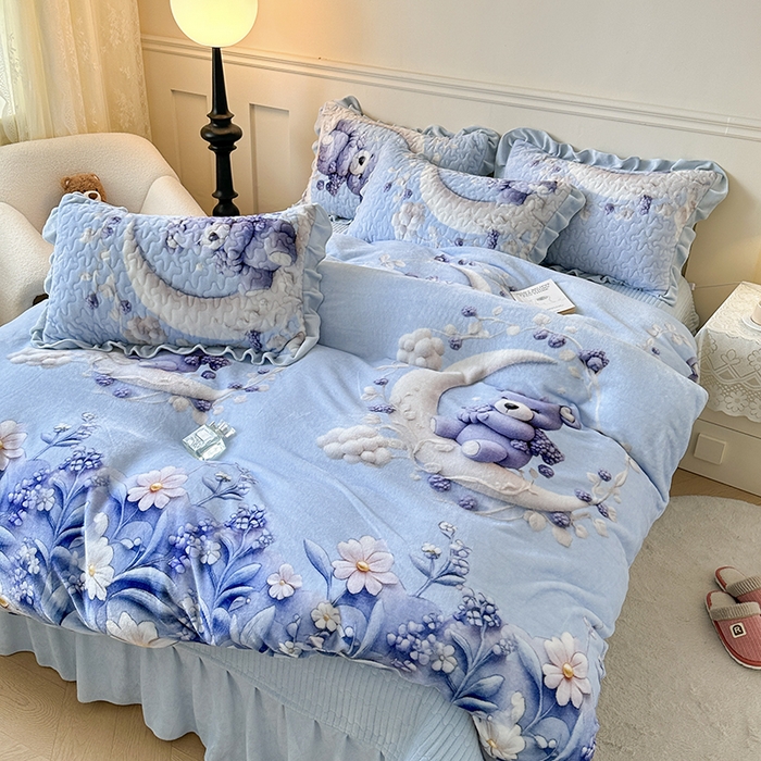 91家纺网 家纺一手货源 找家纺 雅眠居 2025直播爆款5D大版数码印花牛奶绒床盖四件套宝宝绒床裙 小熊派对