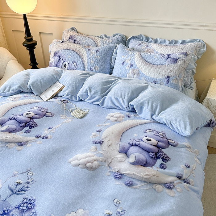 91家纺网 家纺一手货源 找家纺 雅眠居 2025直播爆款5D大版数码印花牛奶绒床盖四件套宝宝绒床裙 小熊派对