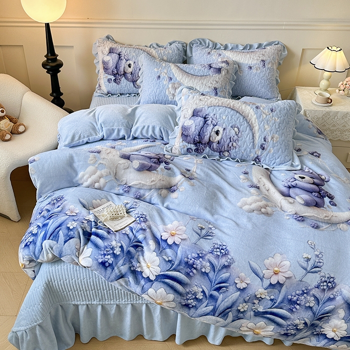 91家纺网 家纺一手货源 找家纺 雅眠居 2025直播爆款5D大版数码印花牛奶绒床盖四件套宝宝绒床裙 小熊派对