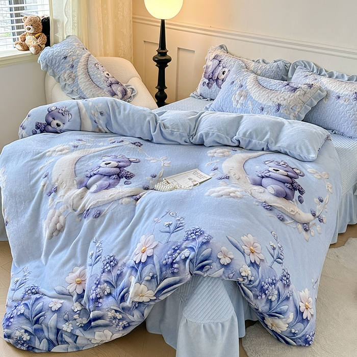 91家纺网 家纺一手货源 找家纺 雅眠居 2025直播爆款5D大版数码印花牛奶绒床盖四件套宝宝绒床裙 小熊派对