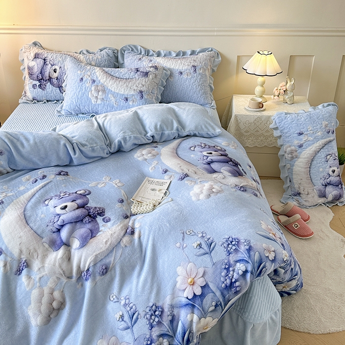 91家纺网 家纺一手货源 找家纺 雅眠居 2025直播爆款5D大版数码印花牛奶绒床盖四件套宝宝绒床裙 小熊派对