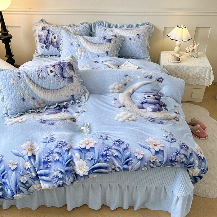 91家纺网 家纺一手货源 找家纺 雅眠居 2025直播爆款5D大版数码印花牛奶绒床盖四件套宝宝绒床裙 小熊派对