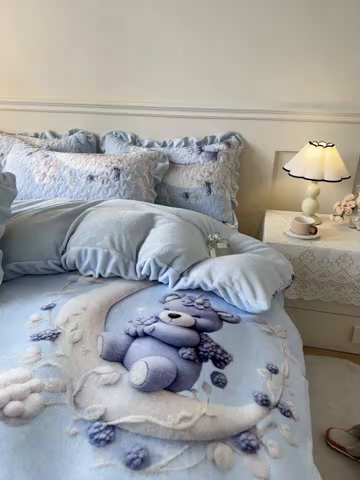 91家纺网 家纺一手货源 找家纺 雅眠居 2025直播爆款5D大版数码印花牛奶绒床盖四件套宝宝绒床裙 小熊派对