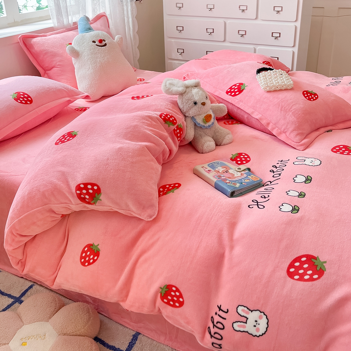 91家纺网 家纺一手货源 找家纺 卡斯诺家纺馆 2025新款高克重牛奶绒印花四件套 奶油甜心