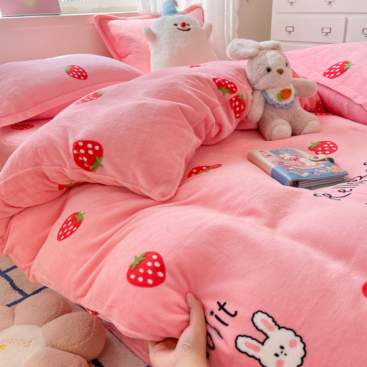 91家纺网 家纺一手货源 找家纺 卡斯诺家纺馆 2025新款高克重牛奶绒印花四件套 奶油甜心