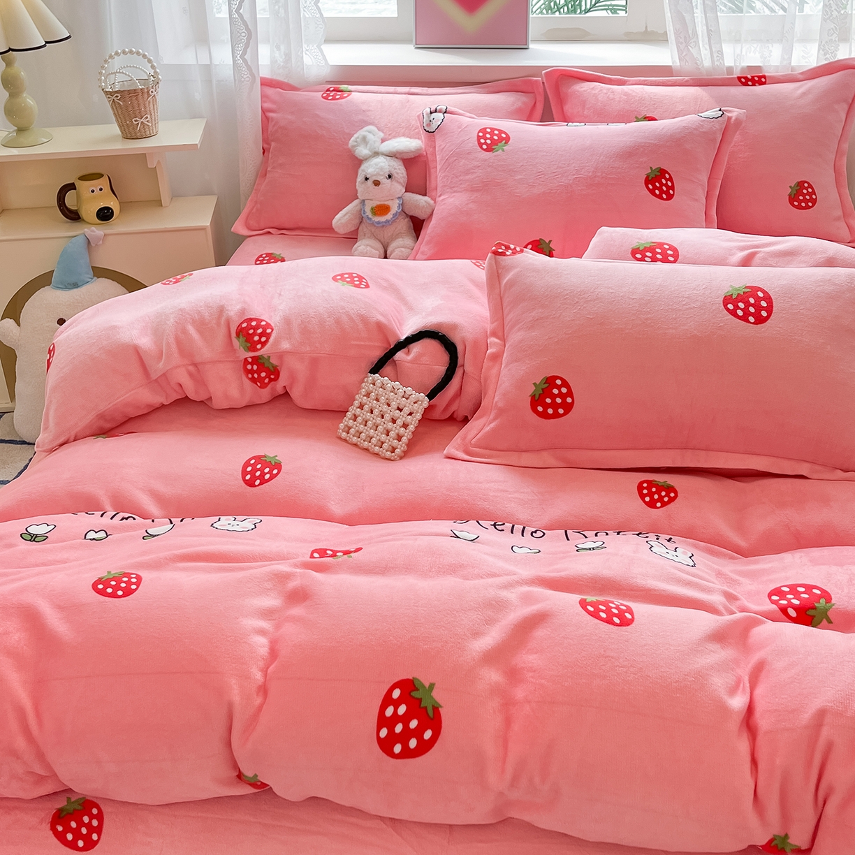 91家纺网 家纺一手货源 找家纺 卡斯诺家纺馆 2025新款高克重牛奶绒印花四件套 奶油甜心