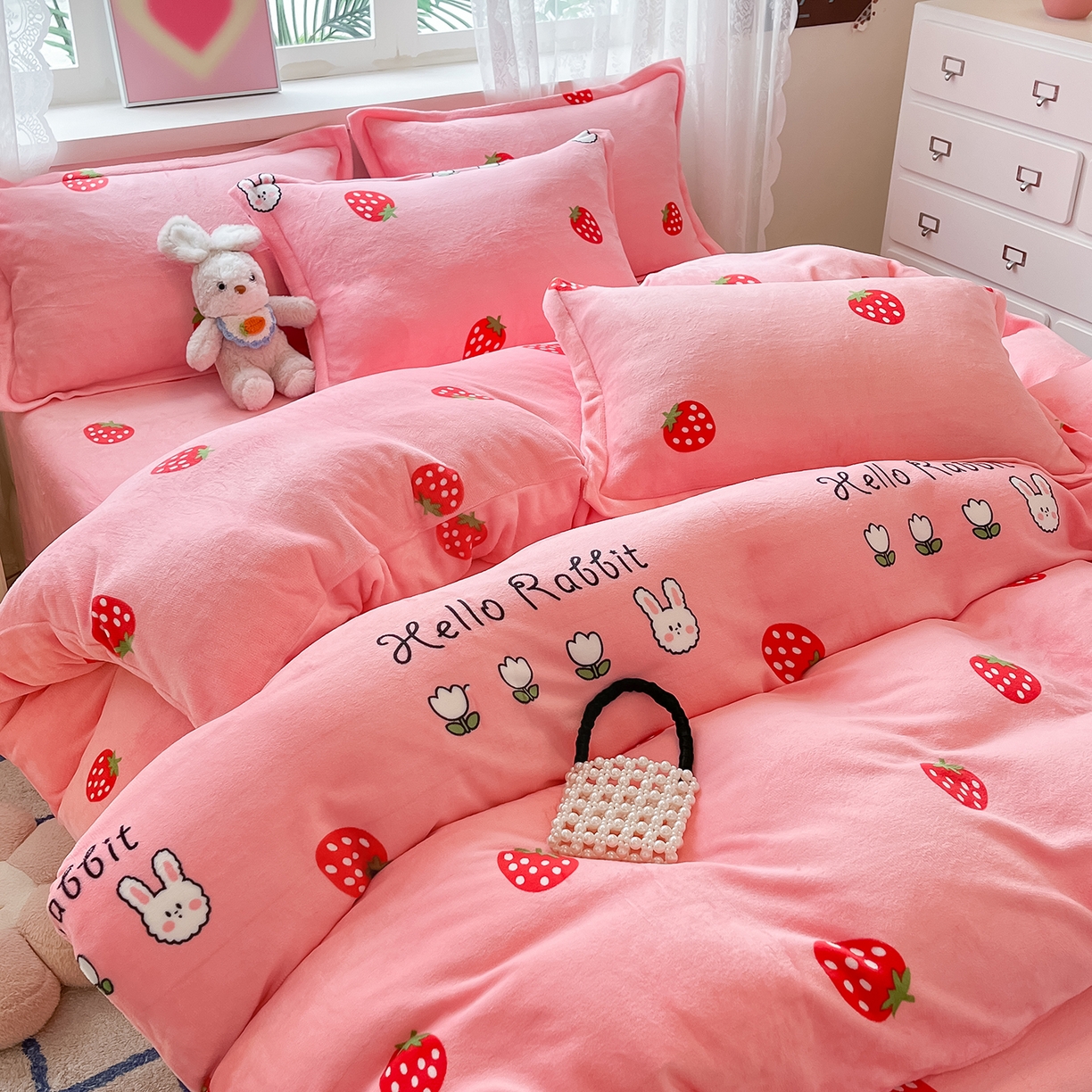 91家纺网 家纺一手货源 找家纺 卡斯诺家纺馆 2025新款高克重牛奶绒印花四件套 奶油甜心