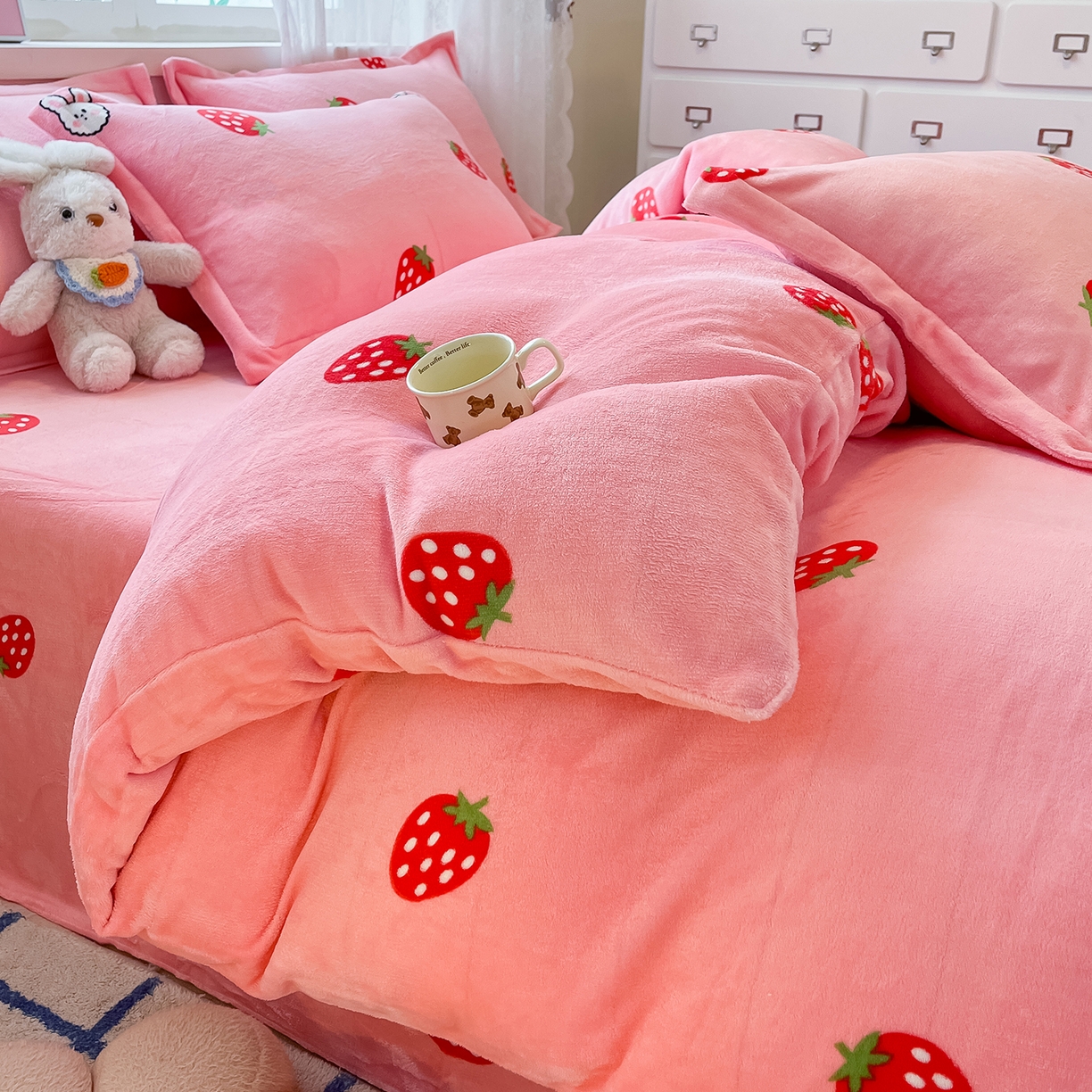 91家纺网 家纺一手货源 找家纺 卡斯诺家纺馆 2025新款高克重牛奶绒印花四件套 奶油甜心