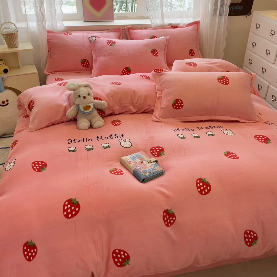 91家纺网 家纺一手货源 找家纺 卡斯诺家纺馆 2025新款高克重牛奶绒印花四件套 奶油甜心