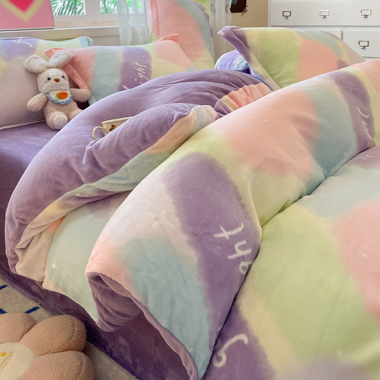 91家纺网 家纺一手货源 找家纺 卡斯诺家纺馆 2025新款高克重牛奶绒印花四件套 暖彩