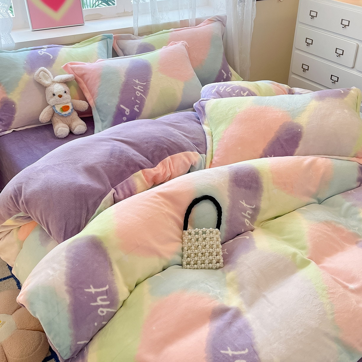 91家纺网 家纺一手货源 找家纺 卡斯诺家纺馆 2025新款高克重牛奶绒印花四件套 暖彩