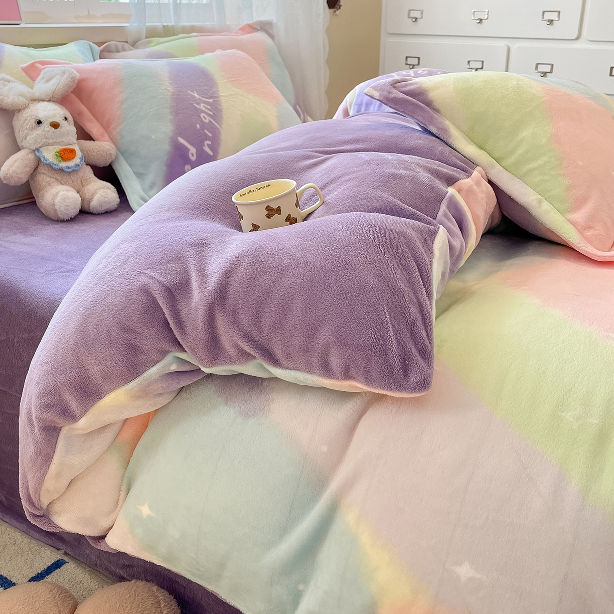 91家纺网 家纺一手货源 找家纺 卡斯诺家纺馆 2025新款高克重牛奶绒印花四件套 暖彩