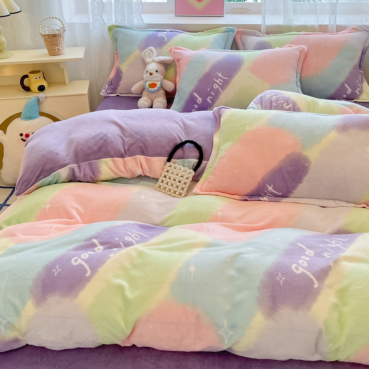 91家纺网 家纺一手货源 找家纺 卡斯诺家纺馆 2025新款高克重牛奶绒印花四件套 暖彩