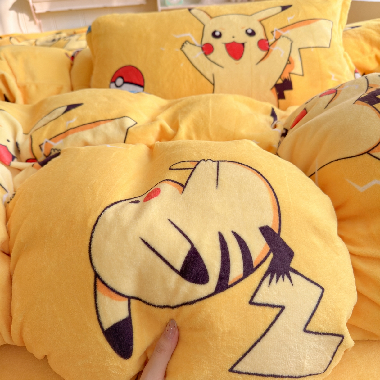 91家纺网 家纺一手货源 找家纺 卡斯诺家纺馆 2025新款高克重牛奶绒印花四件套 皮卡丘