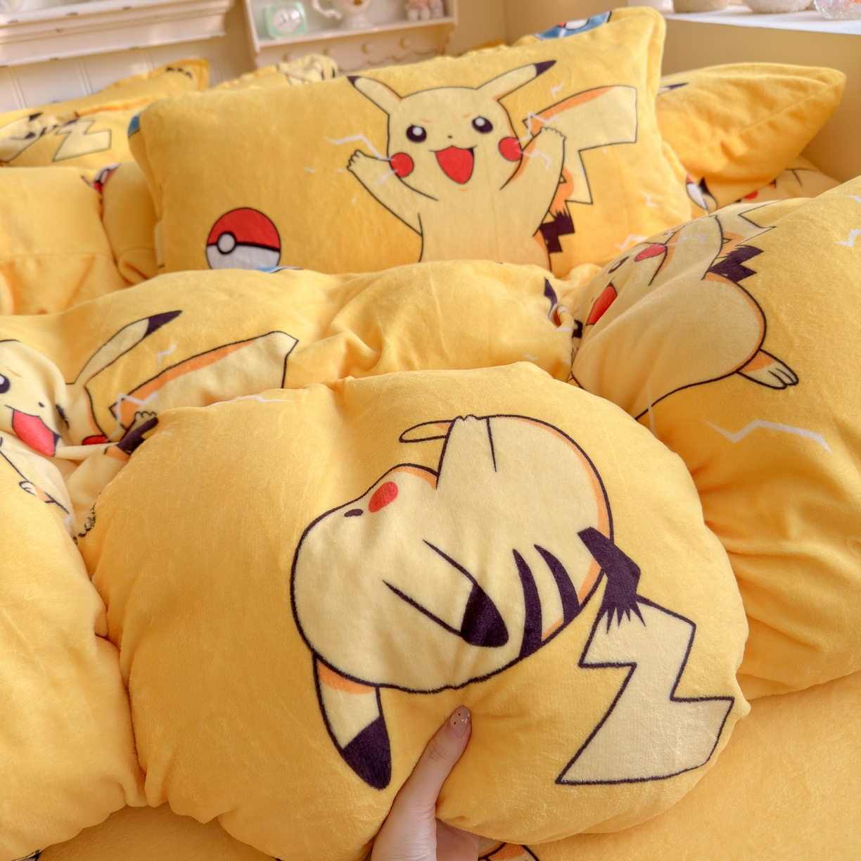 91家纺网 家纺一手货源 找家纺 卡斯诺家纺馆 2025新款高克重牛奶绒印花四件套 皮卡丘