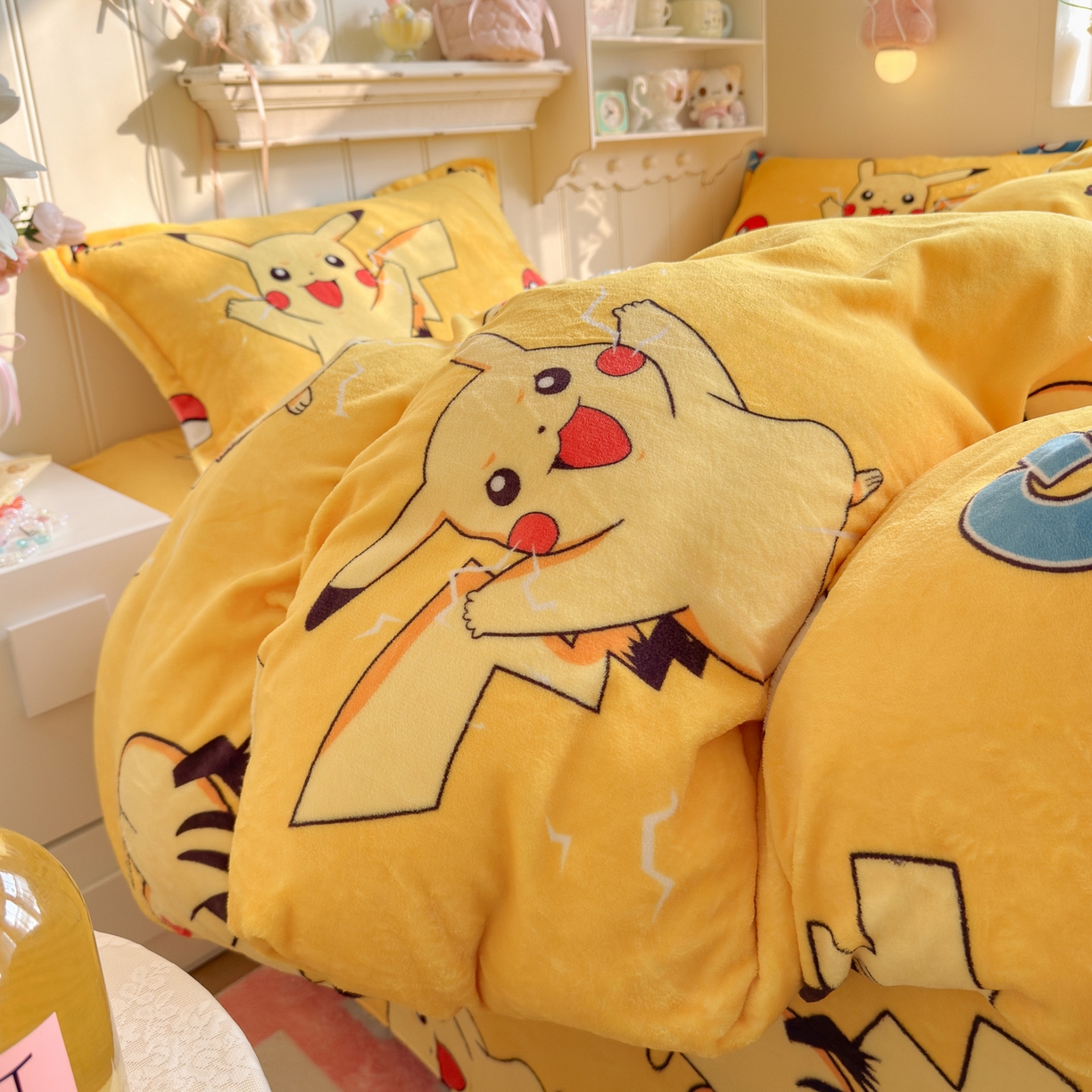 91家纺网 家纺一手货源 找家纺 卡斯诺家纺馆 2025新款高克重牛奶绒印花四件套 皮卡丘