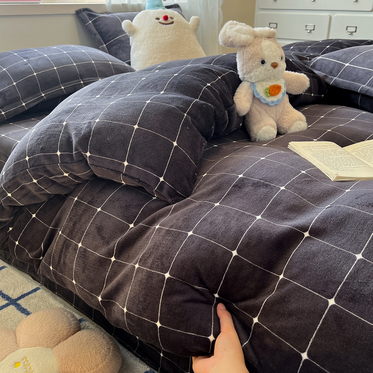 91家纺网 家纺一手货源 找家纺 卡斯诺家纺馆 2025新款高克重牛奶绒印花四件套 品格