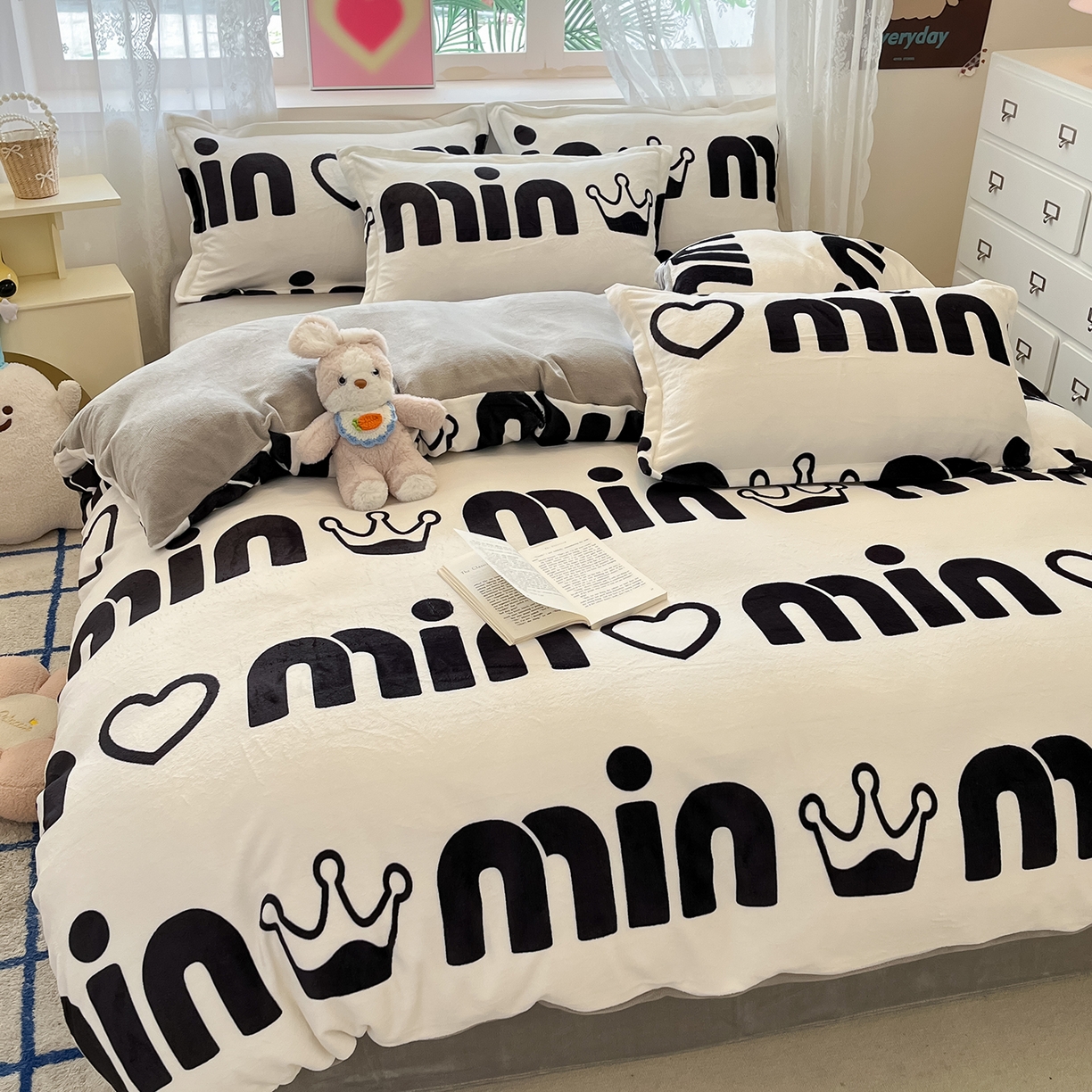 91家纺网 家纺一手货源 找家纺 卡斯诺家纺馆 2025新款高克重牛奶绒印花四件套 如梦令