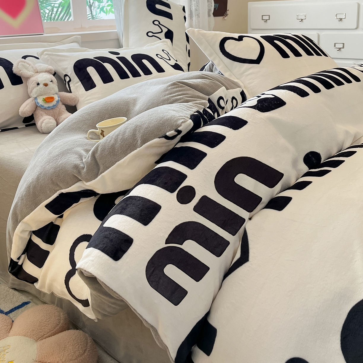 91家纺网 家纺一手货源 找家纺 卡斯诺家纺馆 2025新款高克重牛奶绒印花四件套 如梦令