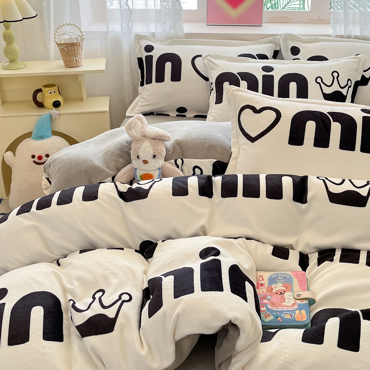 91家纺网 家纺一手货源 找家纺 卡斯诺家纺馆 2025新款高克重牛奶绒印花四件套 如梦令