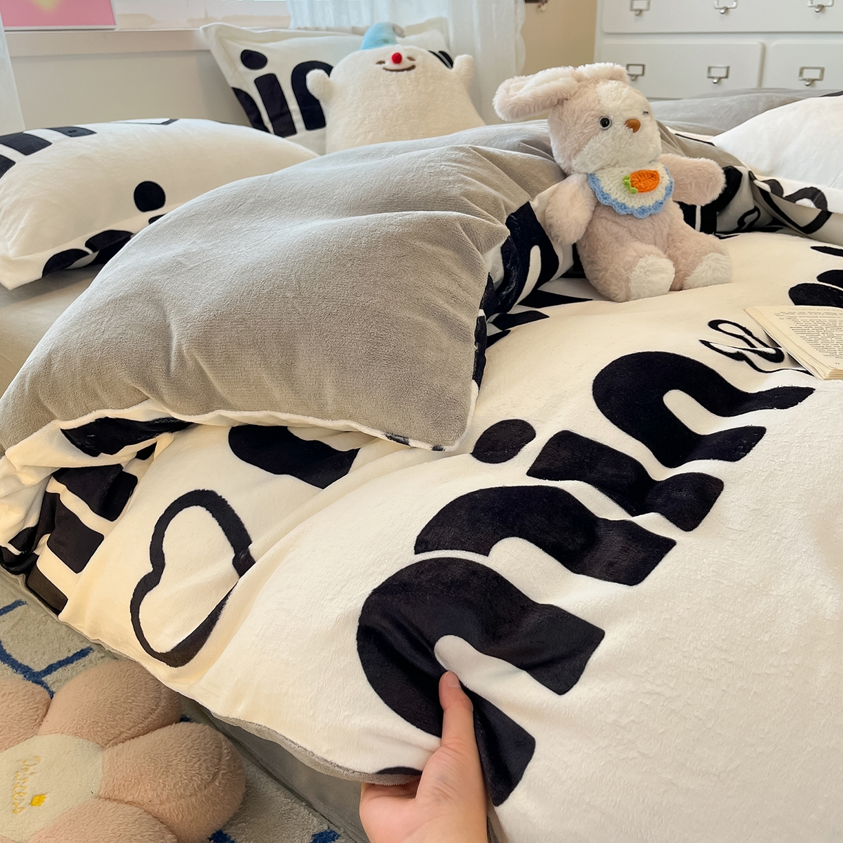 91家纺网 家纺一手货源 找家纺 卡斯诺家纺馆 2025新款高克重牛奶绒印花四件套 如梦令