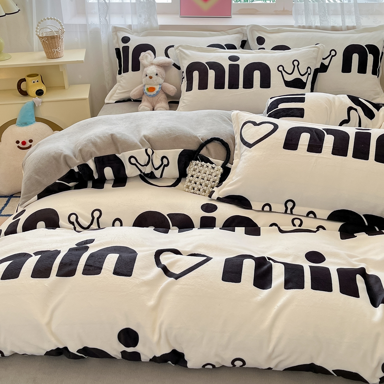 91家纺网 家纺一手货源 找家纺 卡斯诺家纺馆 2025新款高克重牛奶绒印花四件套 如梦令