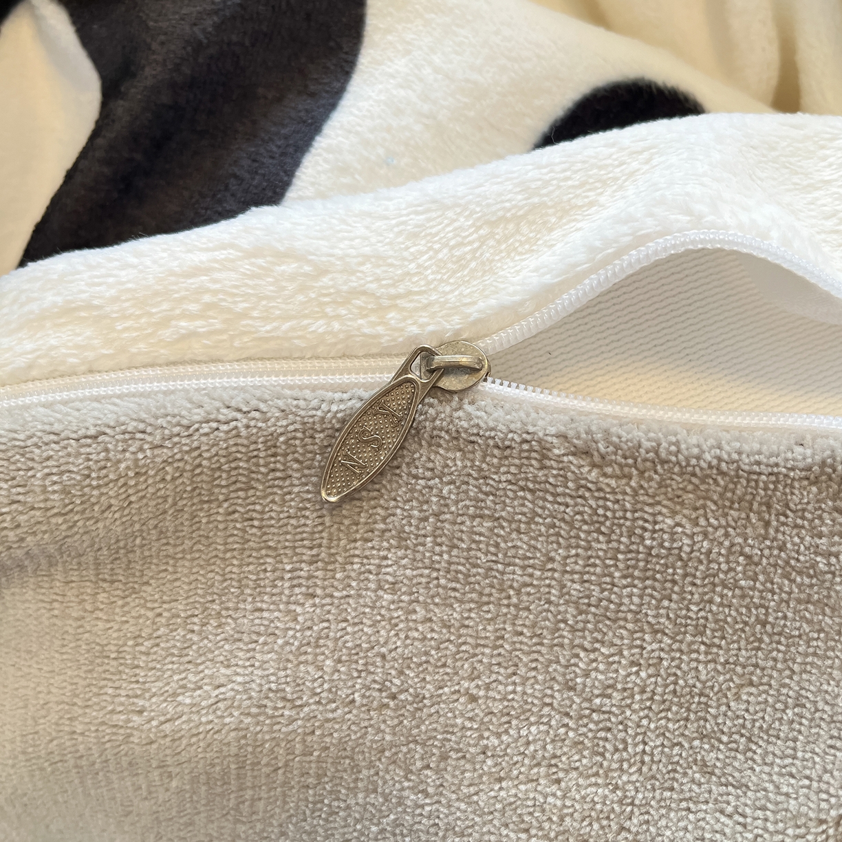 91家纺网 家纺一手货源 找家纺 卡斯诺家纺馆 2025新款高克重牛奶绒印花四件套 如梦令