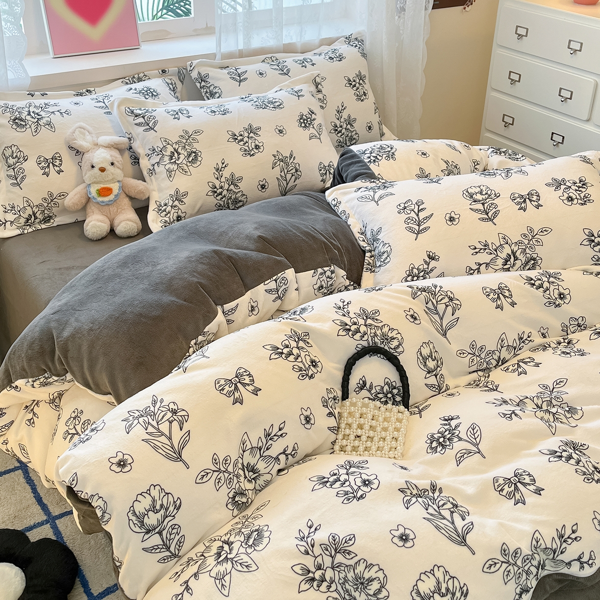 91家纺网 家纺一手货源 找家纺 卡斯诺家纺馆 2025新款高克重牛奶绒印花四件套 赛琳