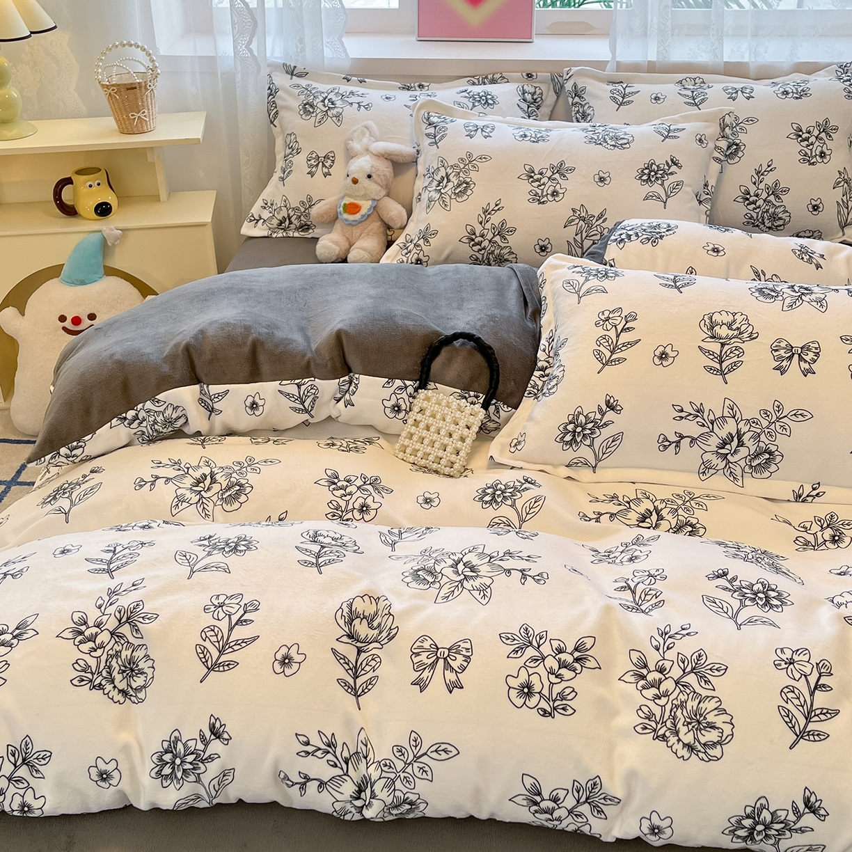 91家纺网 家纺一手货源 找家纺 卡斯诺家纺馆 2025新款高克重牛奶绒印花四件套 赛琳