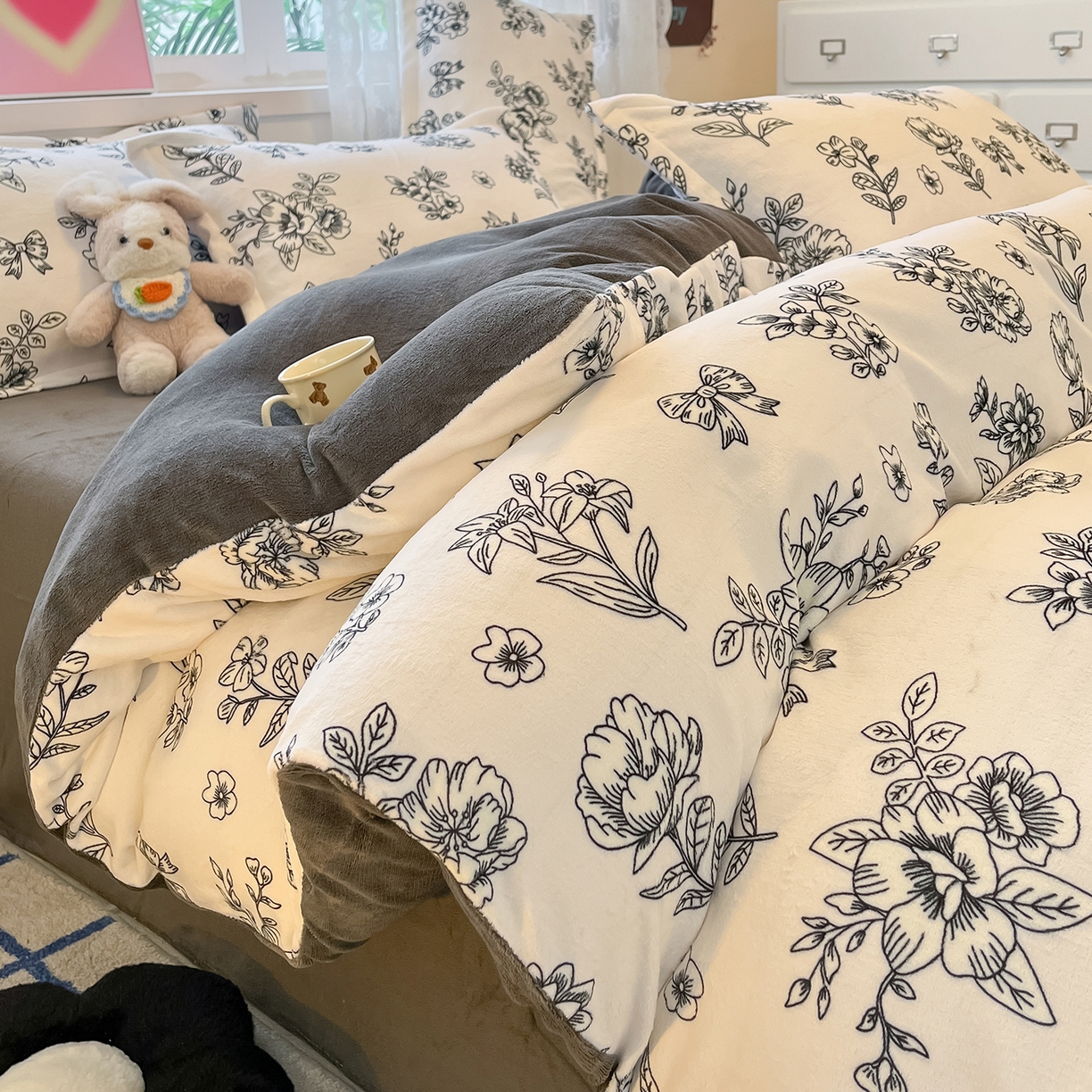 91家纺网 家纺一手货源 找家纺 卡斯诺家纺馆 2025新款高克重牛奶绒印花四件套 赛琳