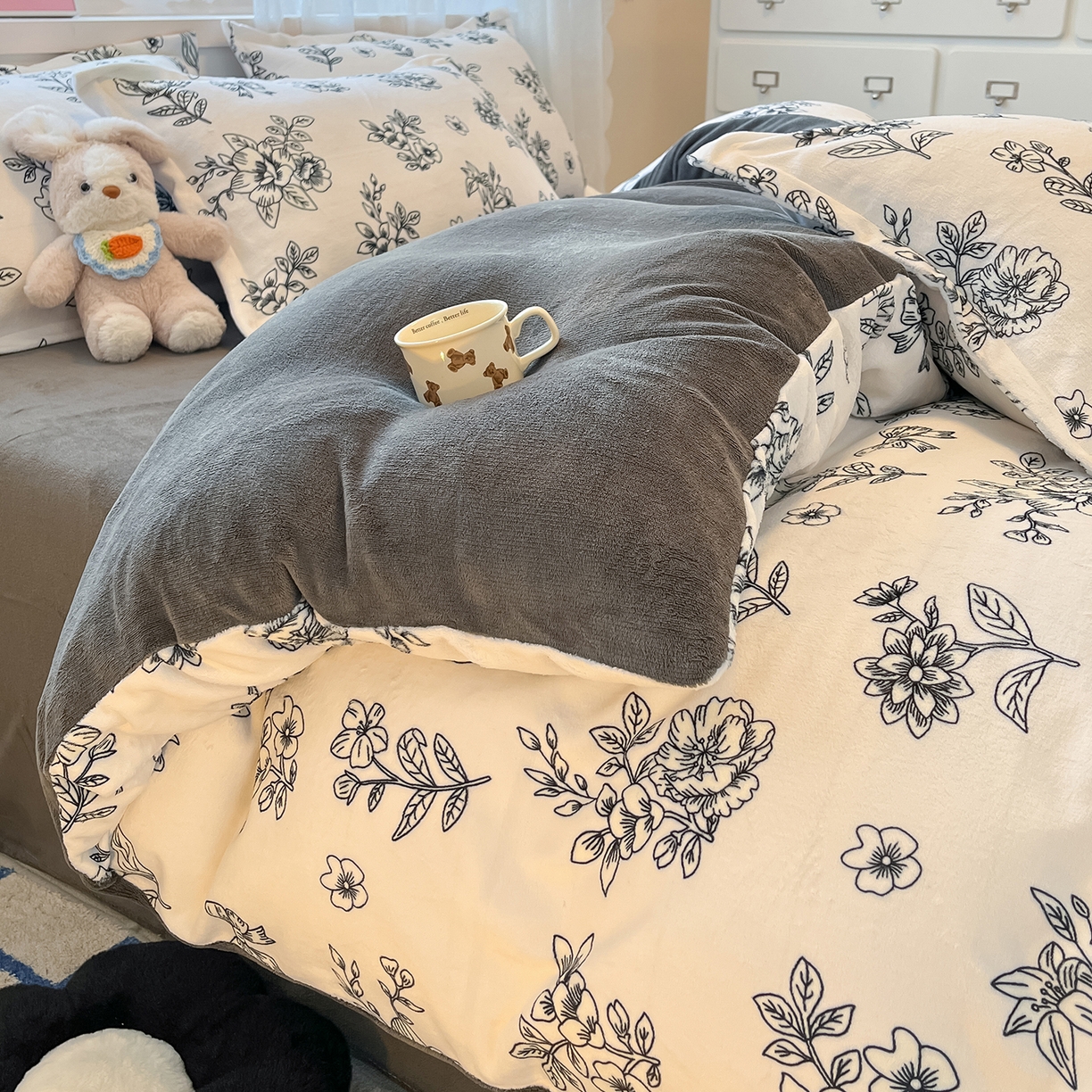 91家纺网 家纺一手货源 找家纺 卡斯诺家纺馆 2025新款高克重牛奶绒印花四件套 赛琳