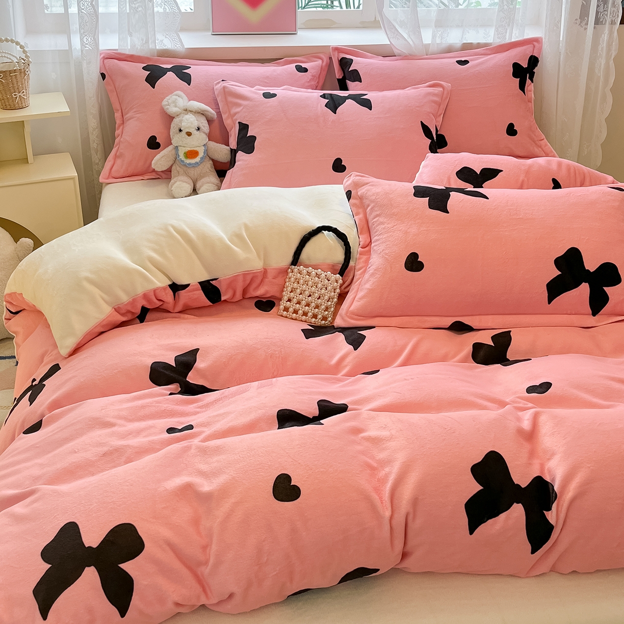 91家纺网 家纺一手货源 找家纺 卡斯诺家纺馆 2025新款高克重牛奶绒印花四件套 少女情结