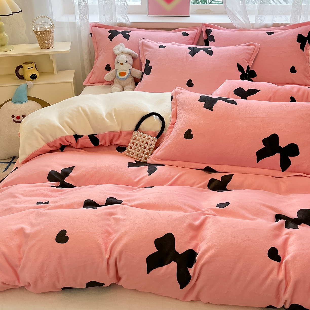 91家纺网 家纺一手货源 找家纺 卡斯诺家纺馆 2025新款高克重牛奶绒印花四件套 少女情结