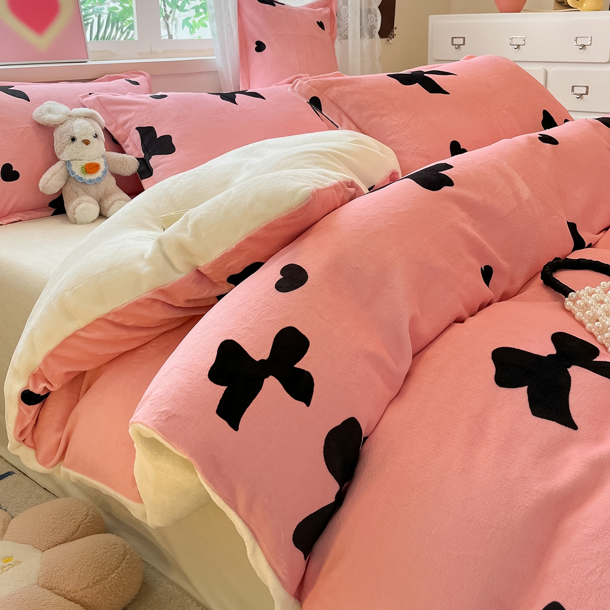 91家纺网 家纺一手货源 找家纺 卡斯诺家纺馆 2025新款高克重牛奶绒印花四件套 少女情结