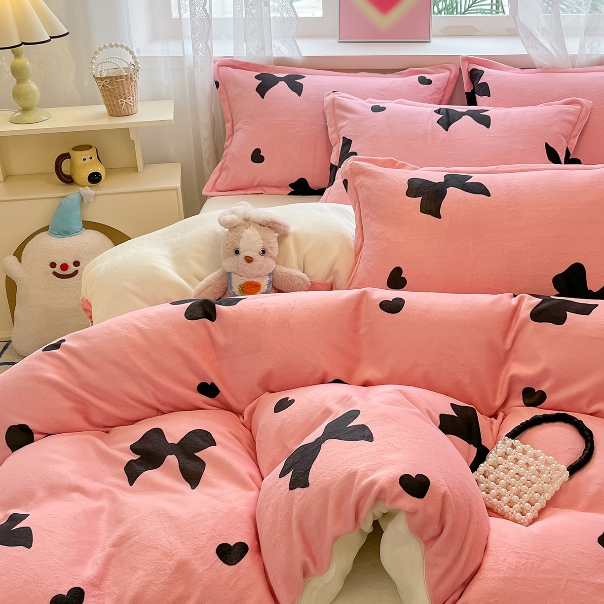 91家纺网 家纺一手货源 找家纺 卡斯诺家纺馆 2025新款高克重牛奶绒印花四件套 少女情结