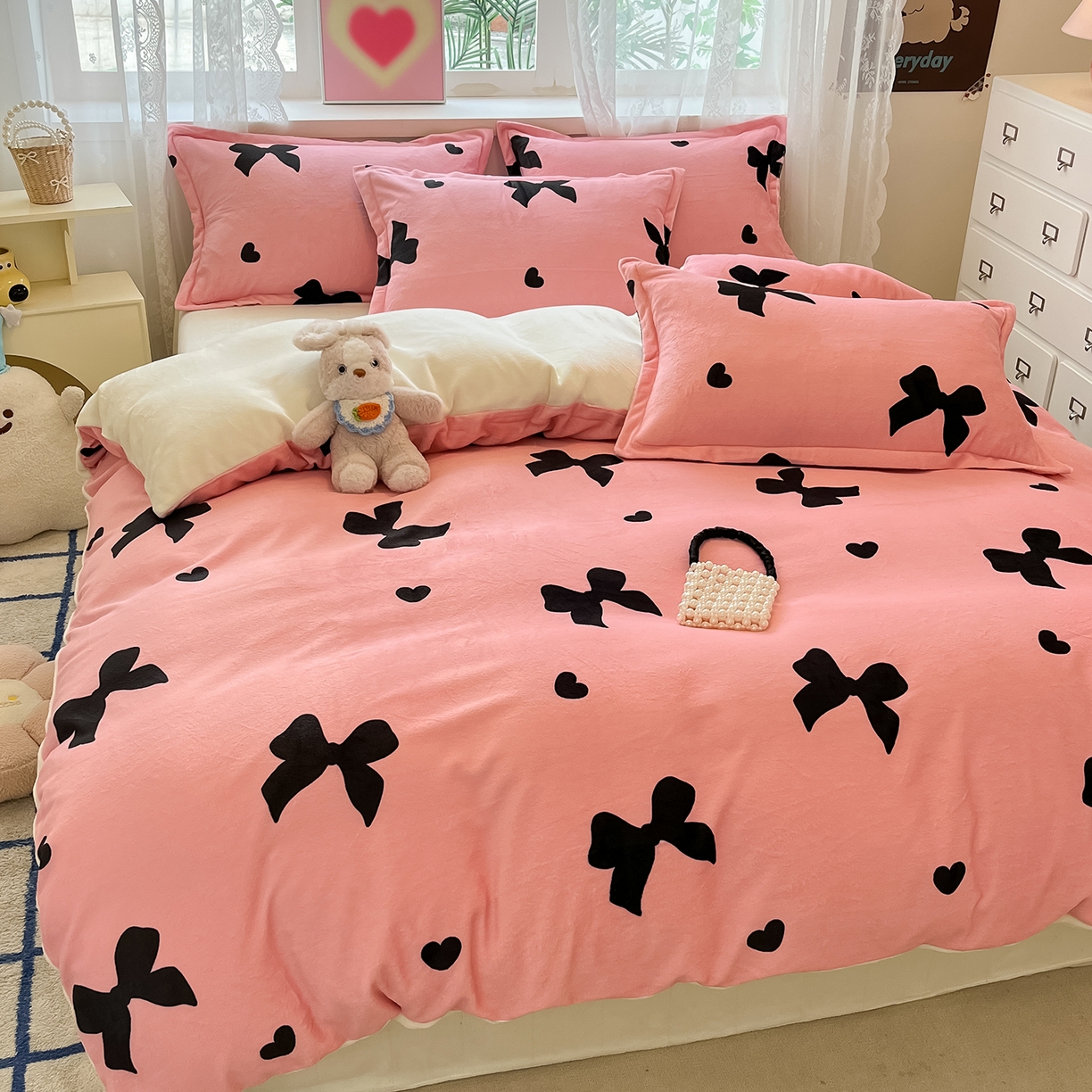 91家纺网 家纺一手货源 找家纺 卡斯诺家纺馆 2025新款高克重牛奶绒印花四件套 少女情结