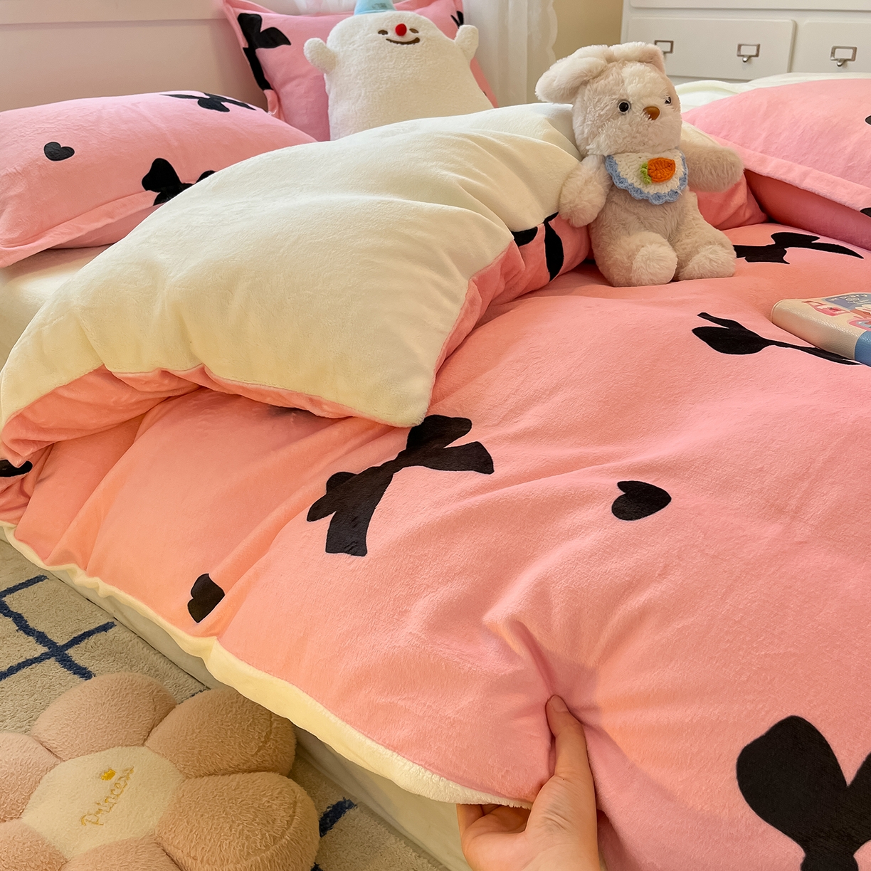 91家纺网 家纺一手货源 找家纺 卡斯诺家纺馆 2025新款高克重牛奶绒印花四件套 少女情结