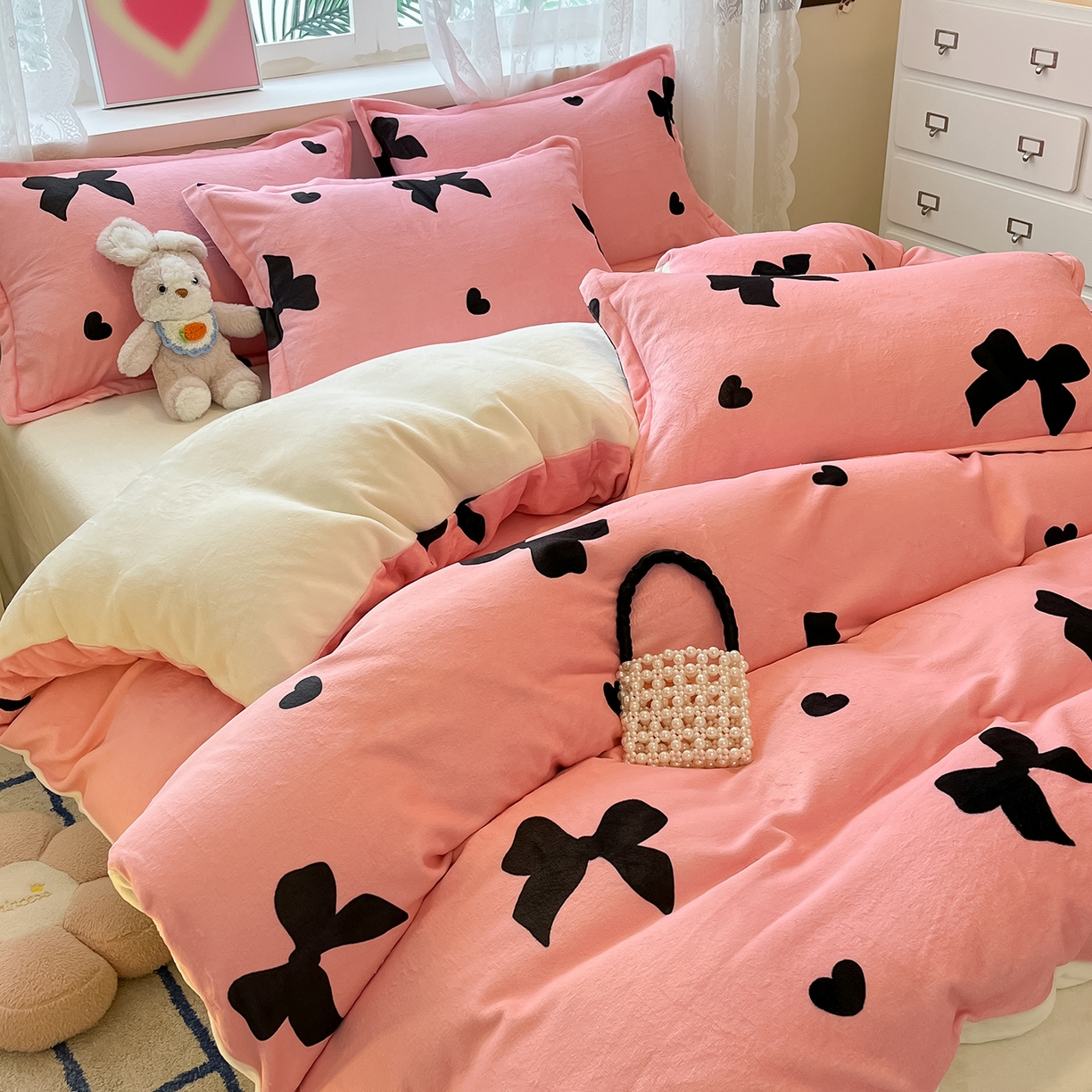 91家纺网 家纺一手货源 找家纺 卡斯诺家纺馆 2025新款高克重牛奶绒印花四件套 少女情结