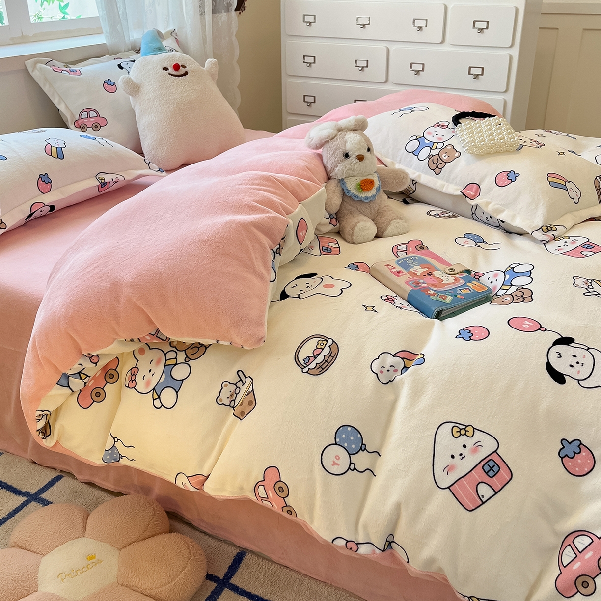 91家纺网 家纺一手货源 找家纺 卡斯诺家纺馆 2025新款高克重牛奶绒印花四件套 甜趣时光