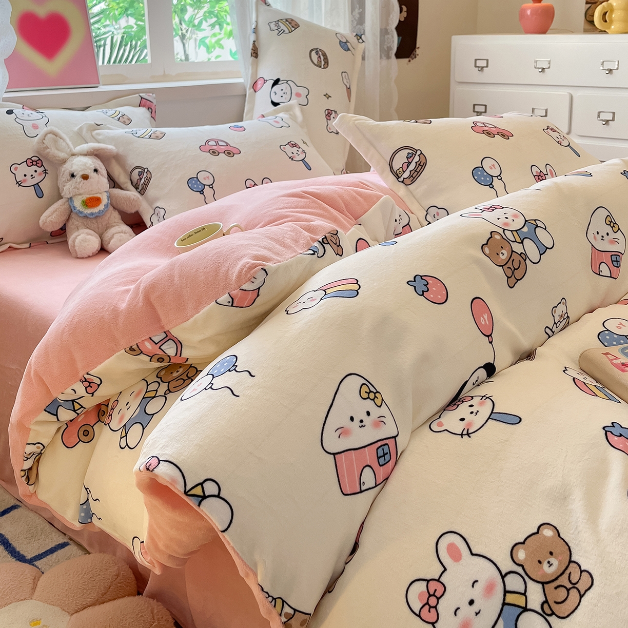 91家纺网 家纺一手货源 找家纺 卡斯诺家纺馆 2025新款高克重牛奶绒印花四件套 甜趣时光