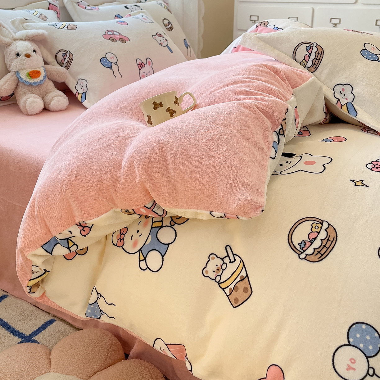 91家纺网 家纺一手货源 找家纺 卡斯诺家纺馆 2025新款高克重牛奶绒印花四件套 甜趣时光