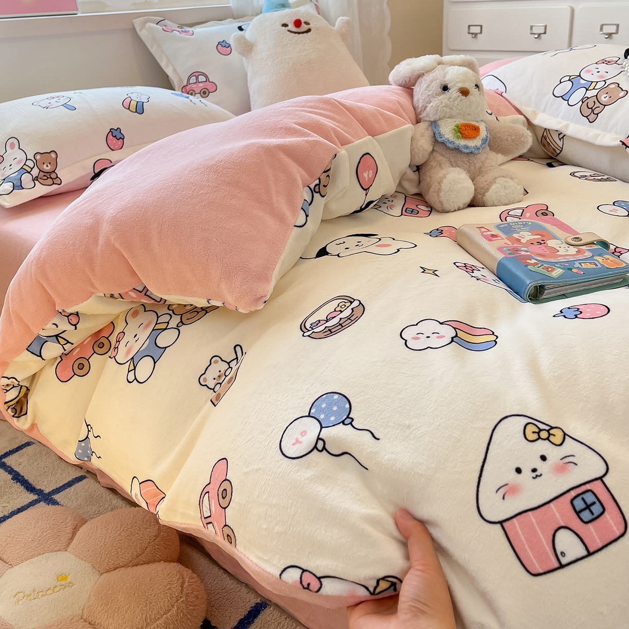 91家纺网 家纺一手货源 找家纺 卡斯诺家纺馆 2025新款高克重牛奶绒印花四件套 甜趣时光