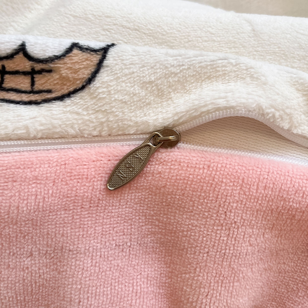 91家纺网 家纺一手货源 找家纺 卡斯诺家纺馆 2025新款高克重牛奶绒印花四件套 甜趣时光