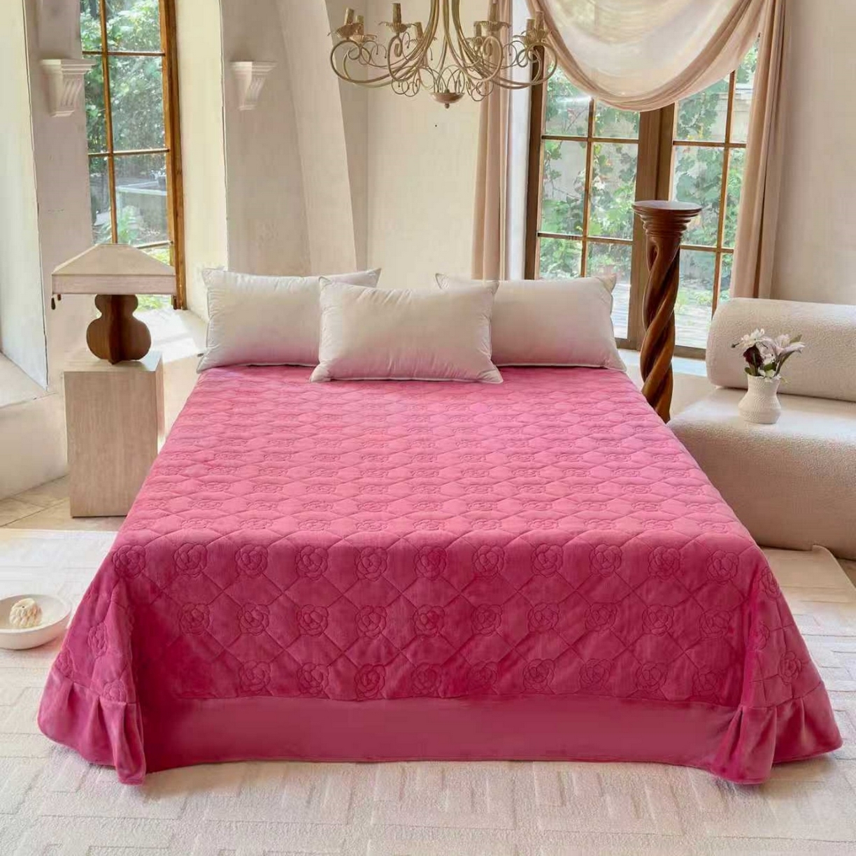 91家纺网 家纺一手货源 找家纺 7V 2025新款A类牛奶绒立体格四件套雕花绒夹棉床盖床笠四件套全工艺牛奶绒 玫红