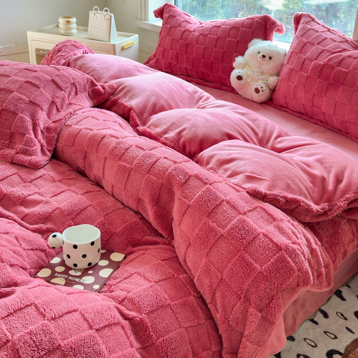 91家纺网 家纺一手货源 找家纺 7V 2025新款A类牛奶绒立体格四件套雕花绒夹棉床盖床笠四件套全工艺牛奶绒 玫红
