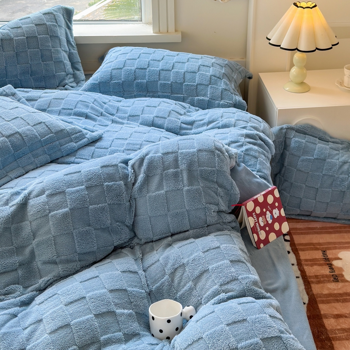 91家纺网 家纺一手货源 找家纺 7V 2025新款A类牛奶绒立体格四件套雕花绒夹棉床盖床笠四件套全工艺牛奶绒 蓝色