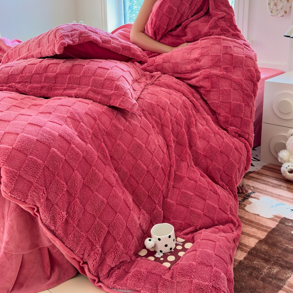 91家纺网 家纺一手货源 找家纺 7V 2025新款A类牛奶绒立体格四件套雕花绒夹棉床盖床笠四件套全工艺牛奶绒 玫红